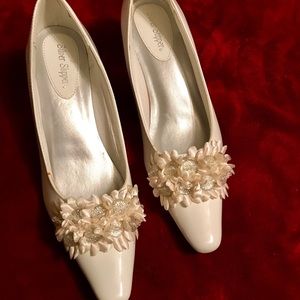 White floral beaded dress shoe